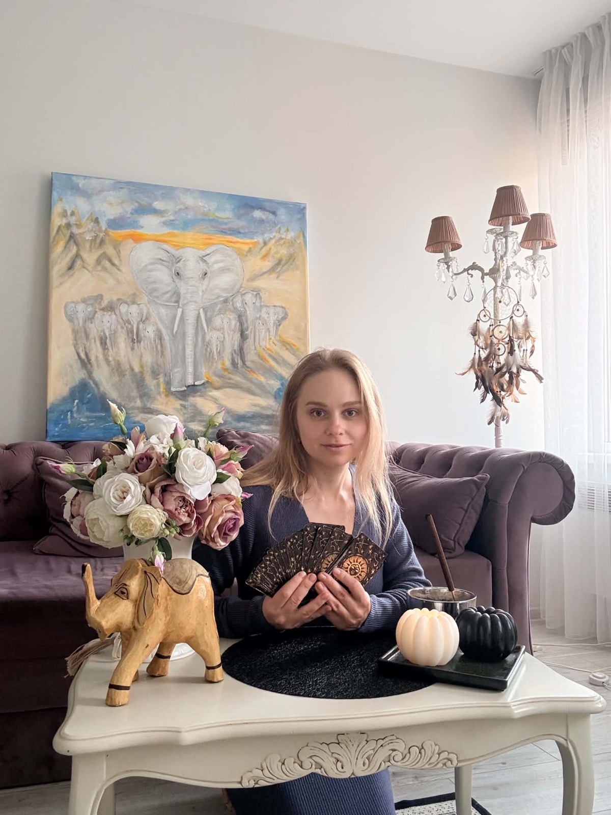 Agnė namuose, rankose – Taro kortos